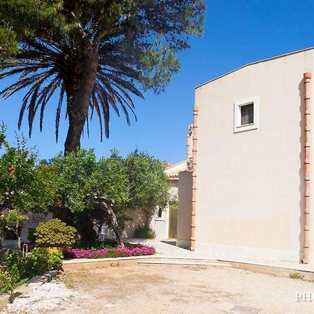 Casolare Nelle Saline Bed & Breakfast Torre Nubia Bagian luar foto