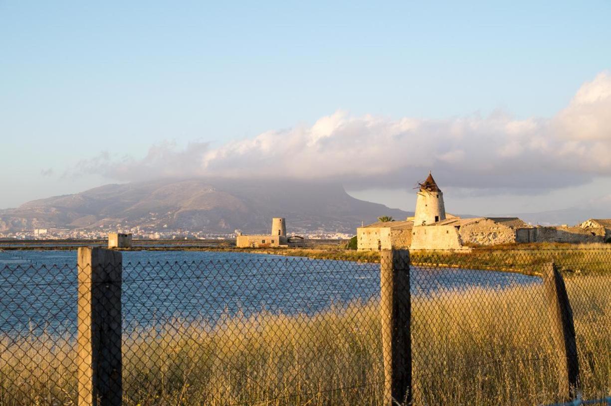 Casolare Nelle Saline Bed & Breakfast Torre Nubia Bagian luar foto
