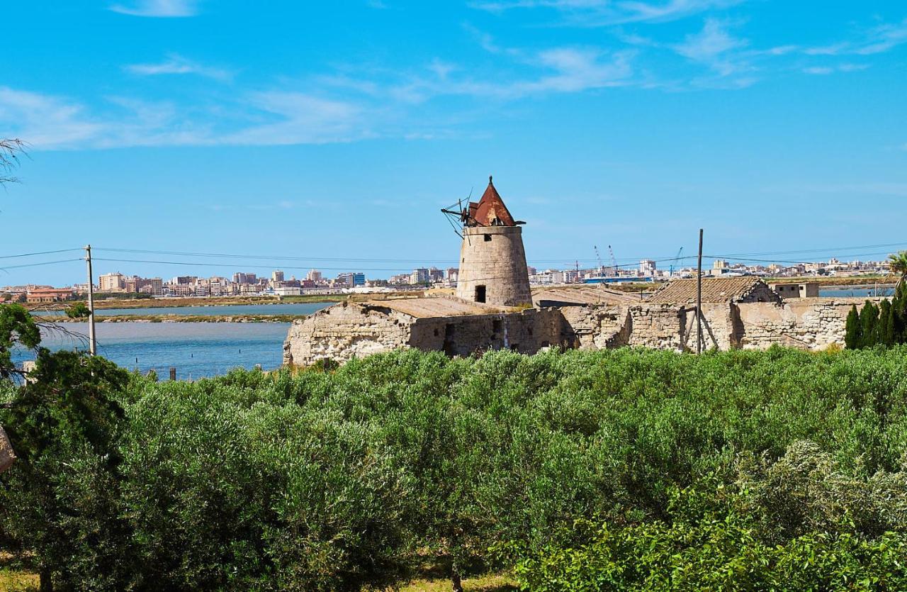 Casolare Nelle Saline Bed & Breakfast Torre Nubia Bagian luar foto