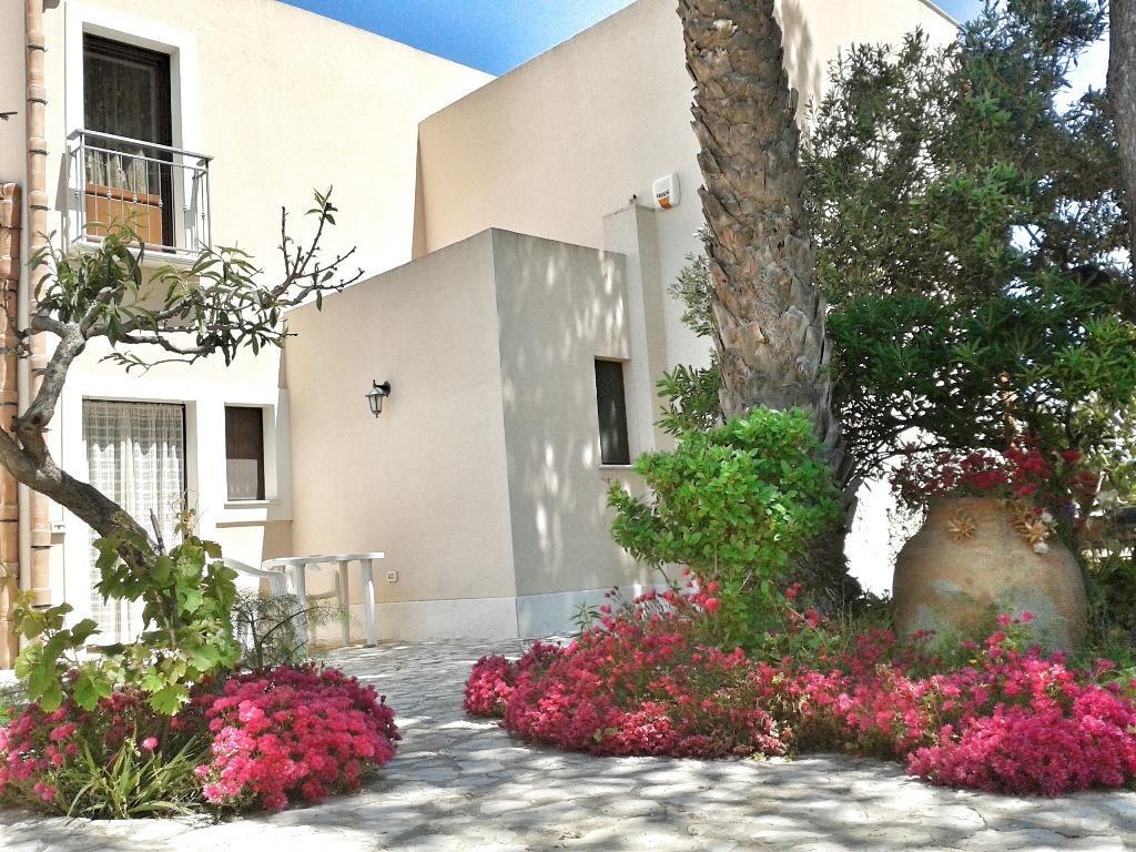Casolare Nelle Saline Bed & Breakfast Torre Nubia Bagian luar foto