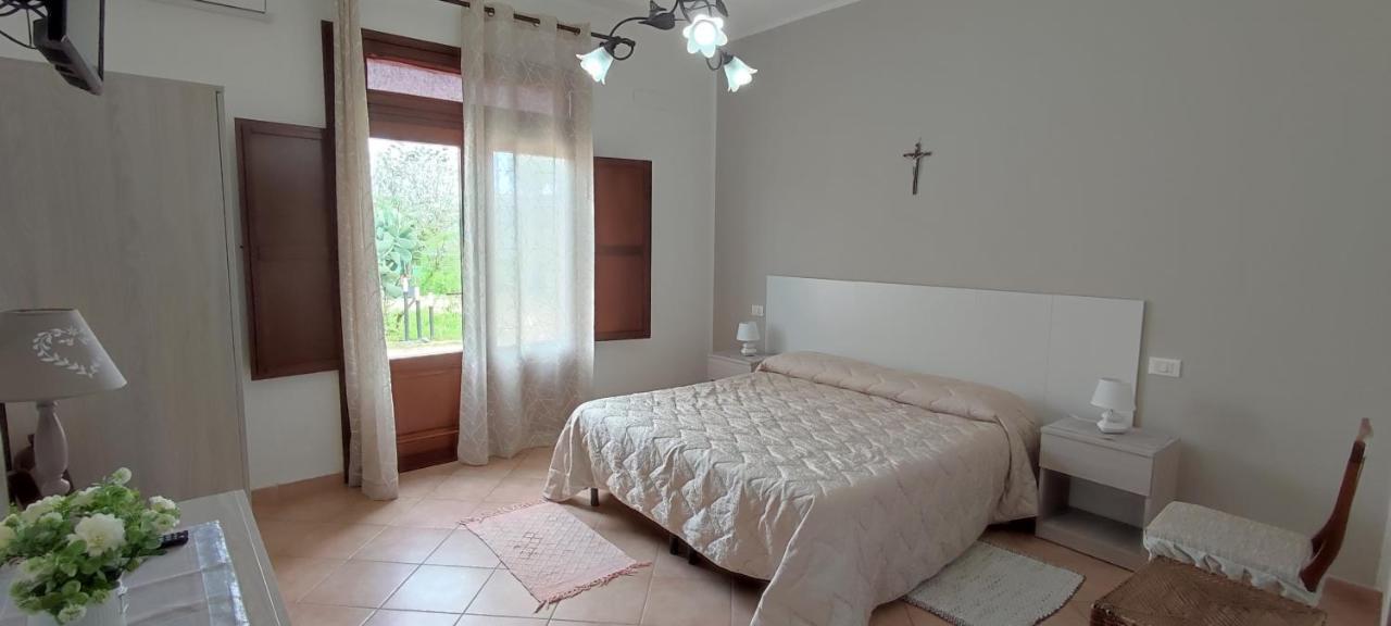 Casolare Nelle Saline Bed & Breakfast Torre Nubia Bagian luar foto