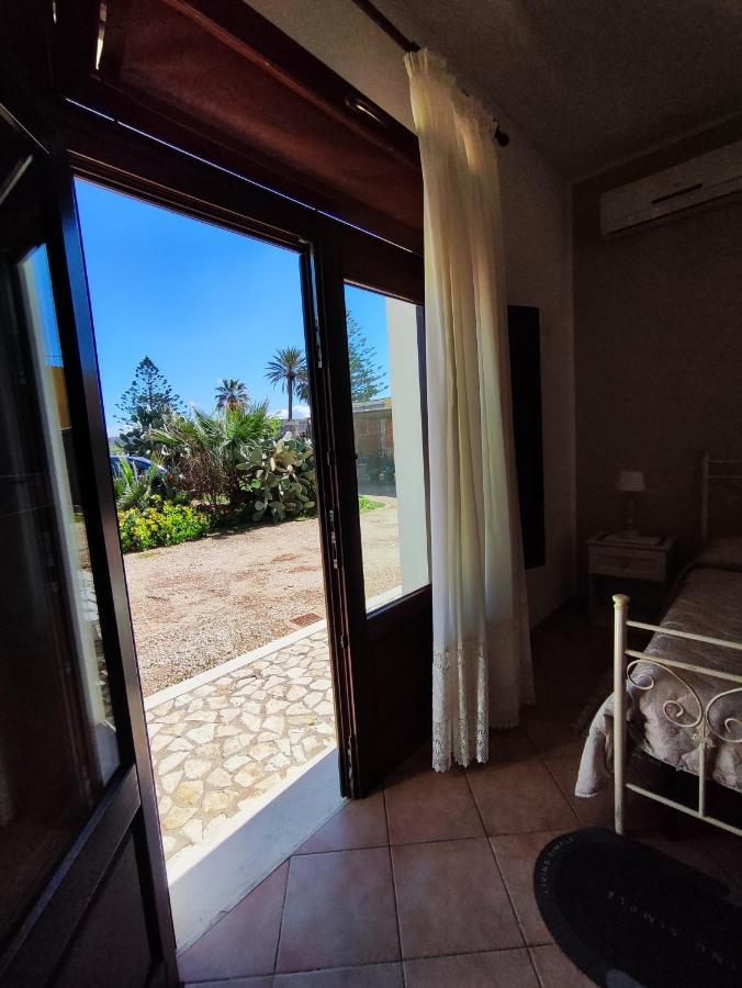 Casolare Nelle Saline Bed & Breakfast Torre Nubia Bagian luar foto