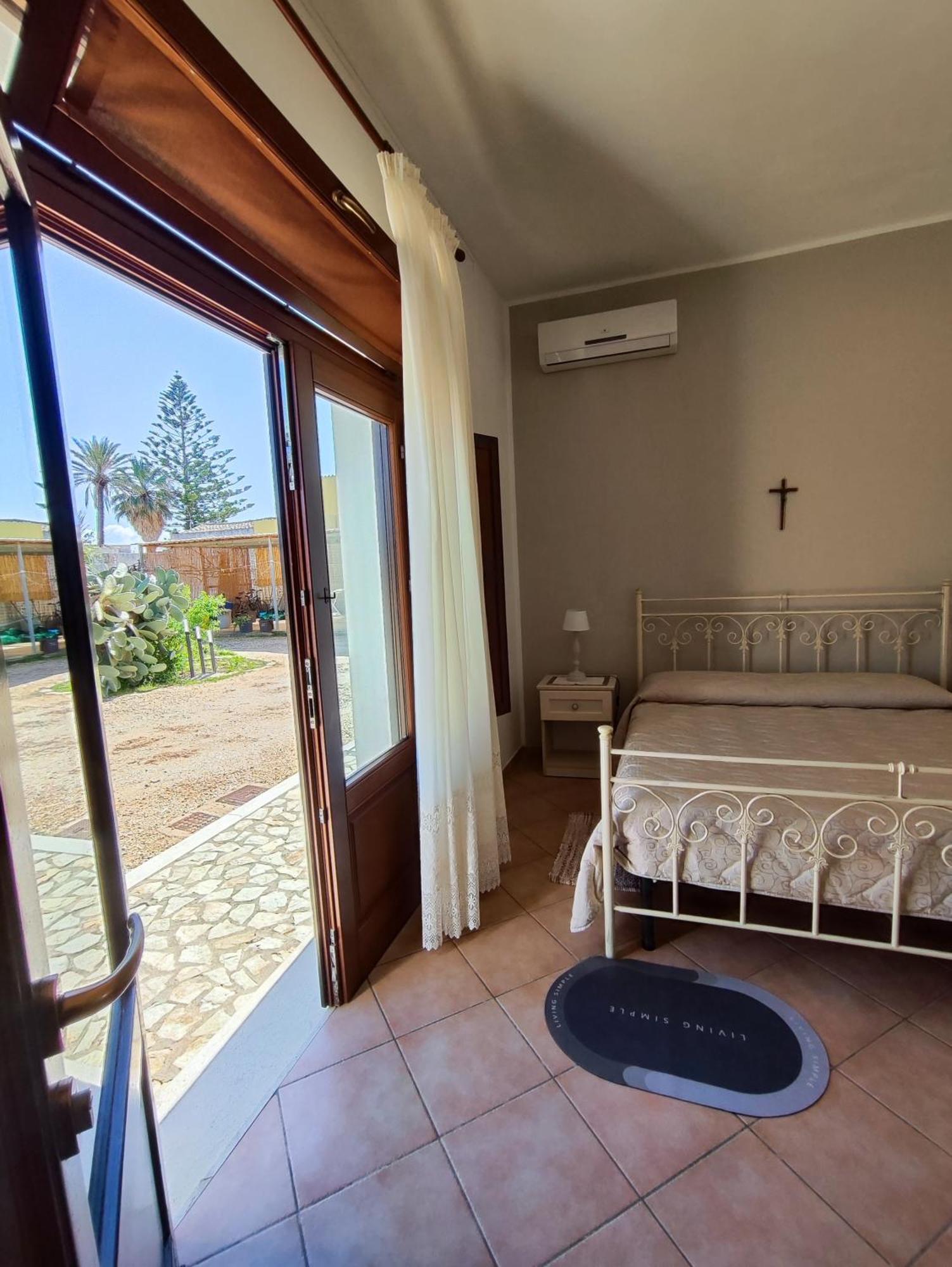 Casolare Nelle Saline Bed & Breakfast Torre Nubia Bagian luar foto