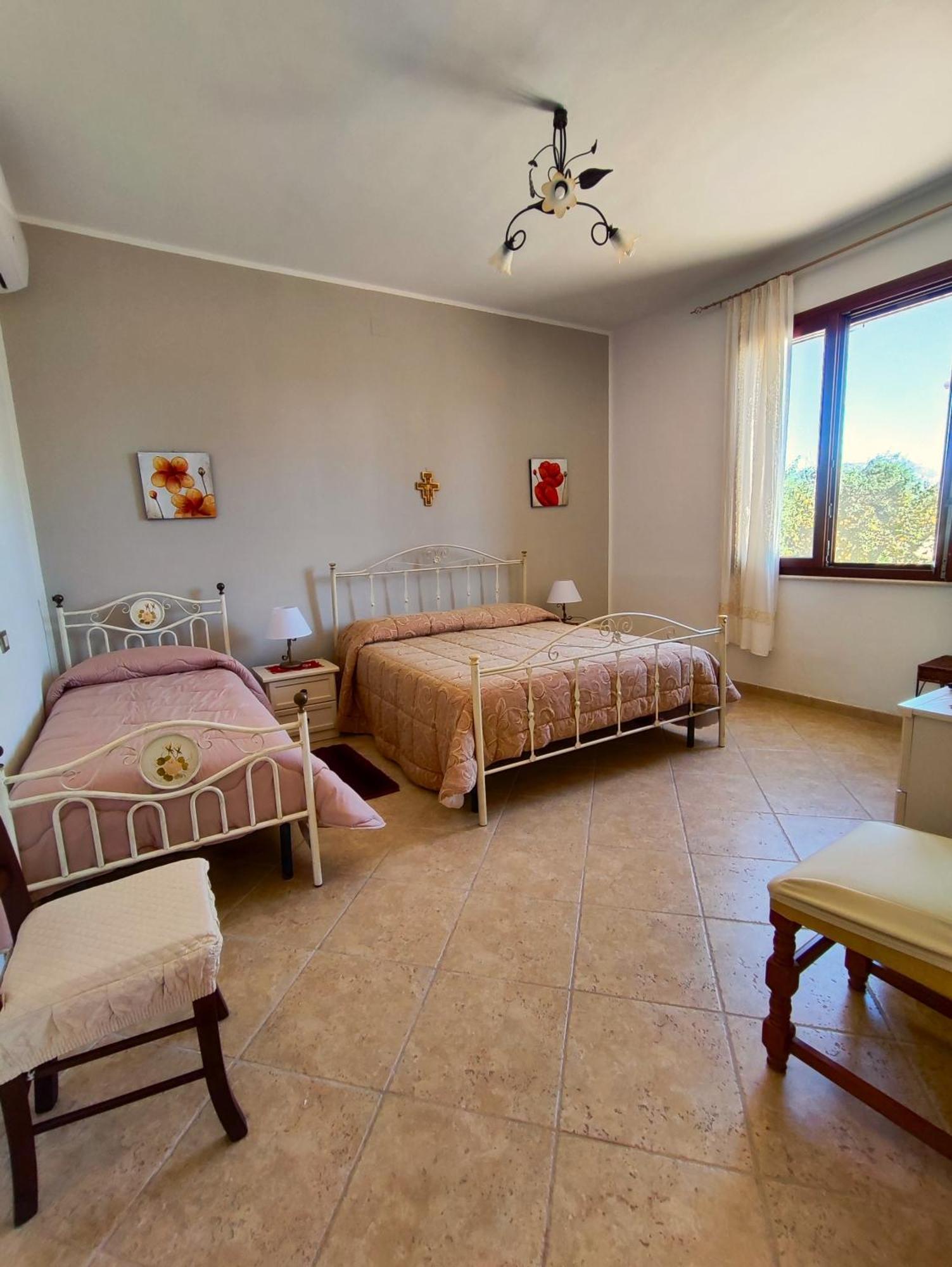 Casolare Nelle Saline Bed & Breakfast Torre Nubia Bagian luar foto