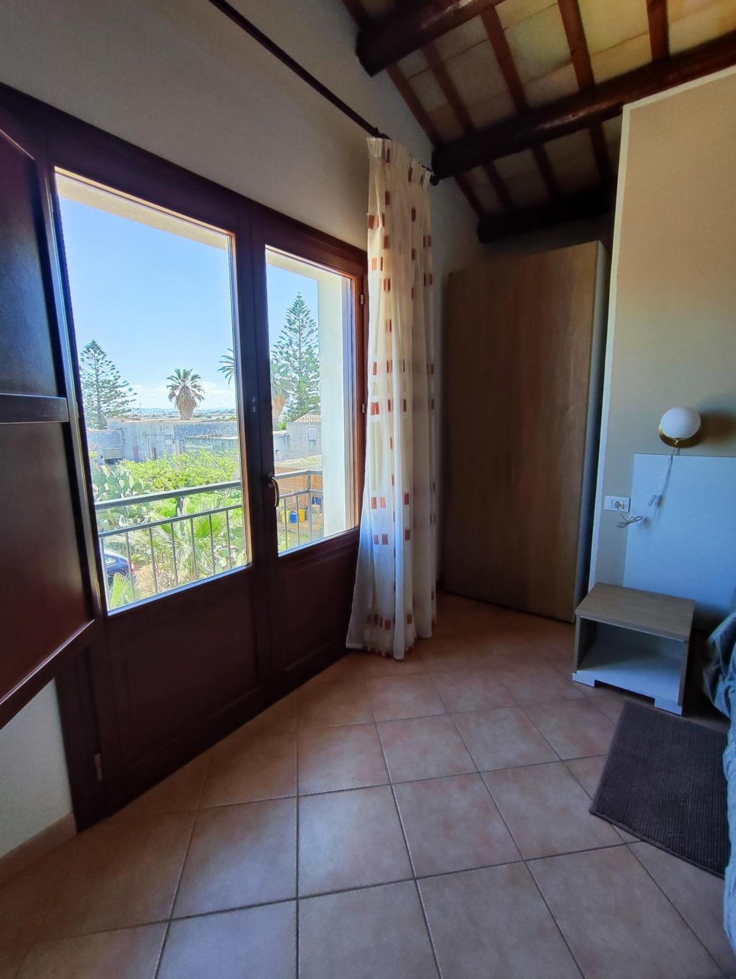 Casolare Nelle Saline Bed & Breakfast Torre Nubia Bagian luar foto