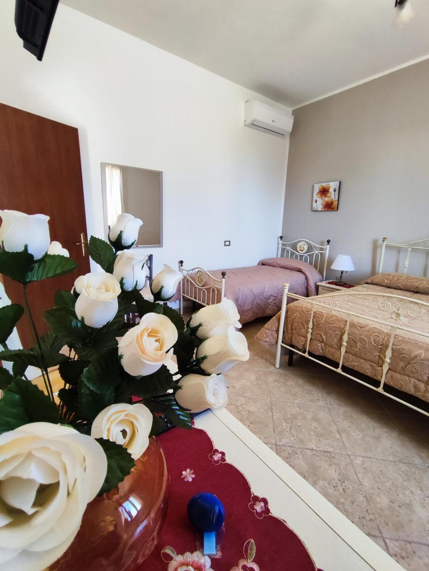 Casolare Nelle Saline Bed & Breakfast Torre Nubia Bagian luar foto