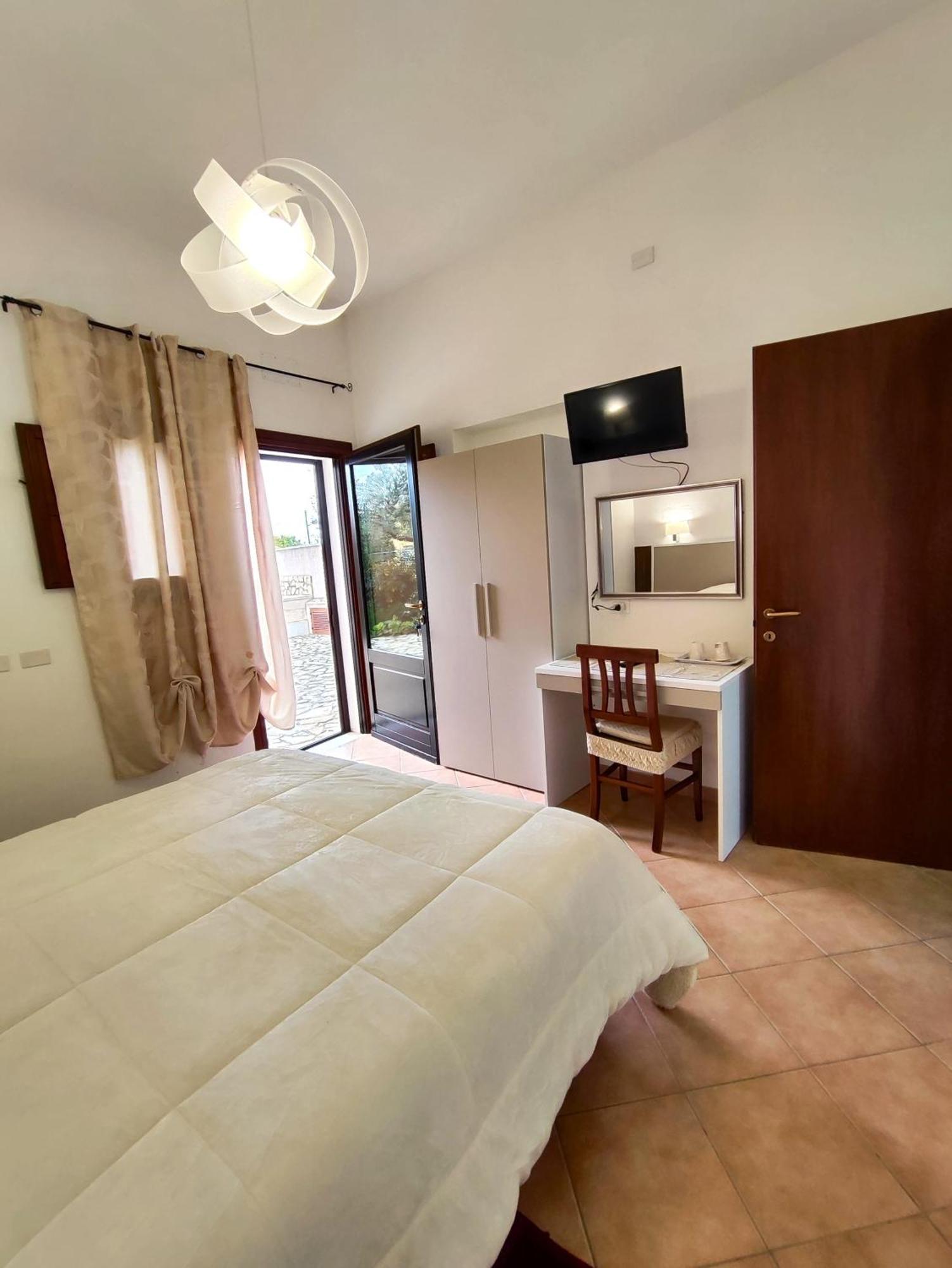 Casolare Nelle Saline Bed & Breakfast Torre Nubia Bagian luar foto
