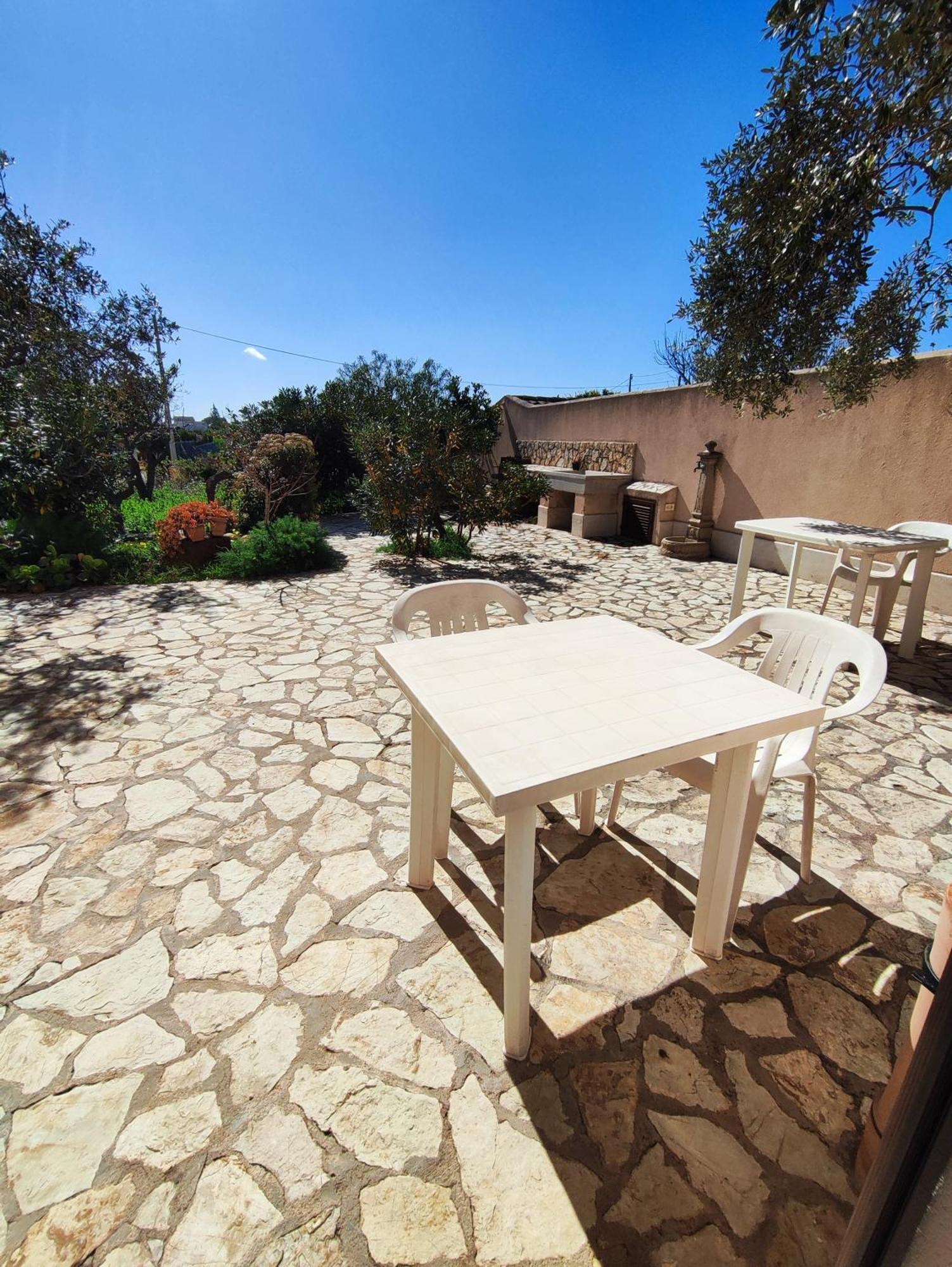 Casolare Nelle Saline Bed & Breakfast Torre Nubia Bagian luar foto
