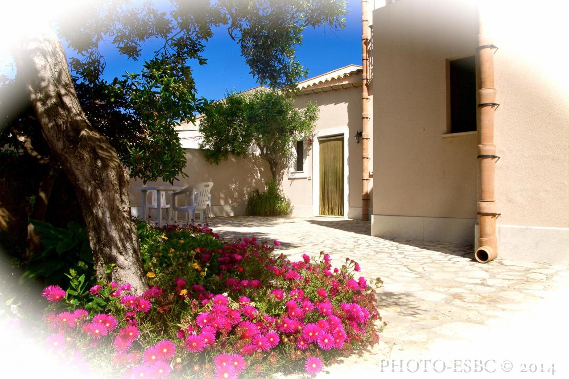 Casolare Nelle Saline Bed & Breakfast Torre Nubia Bagian luar foto
