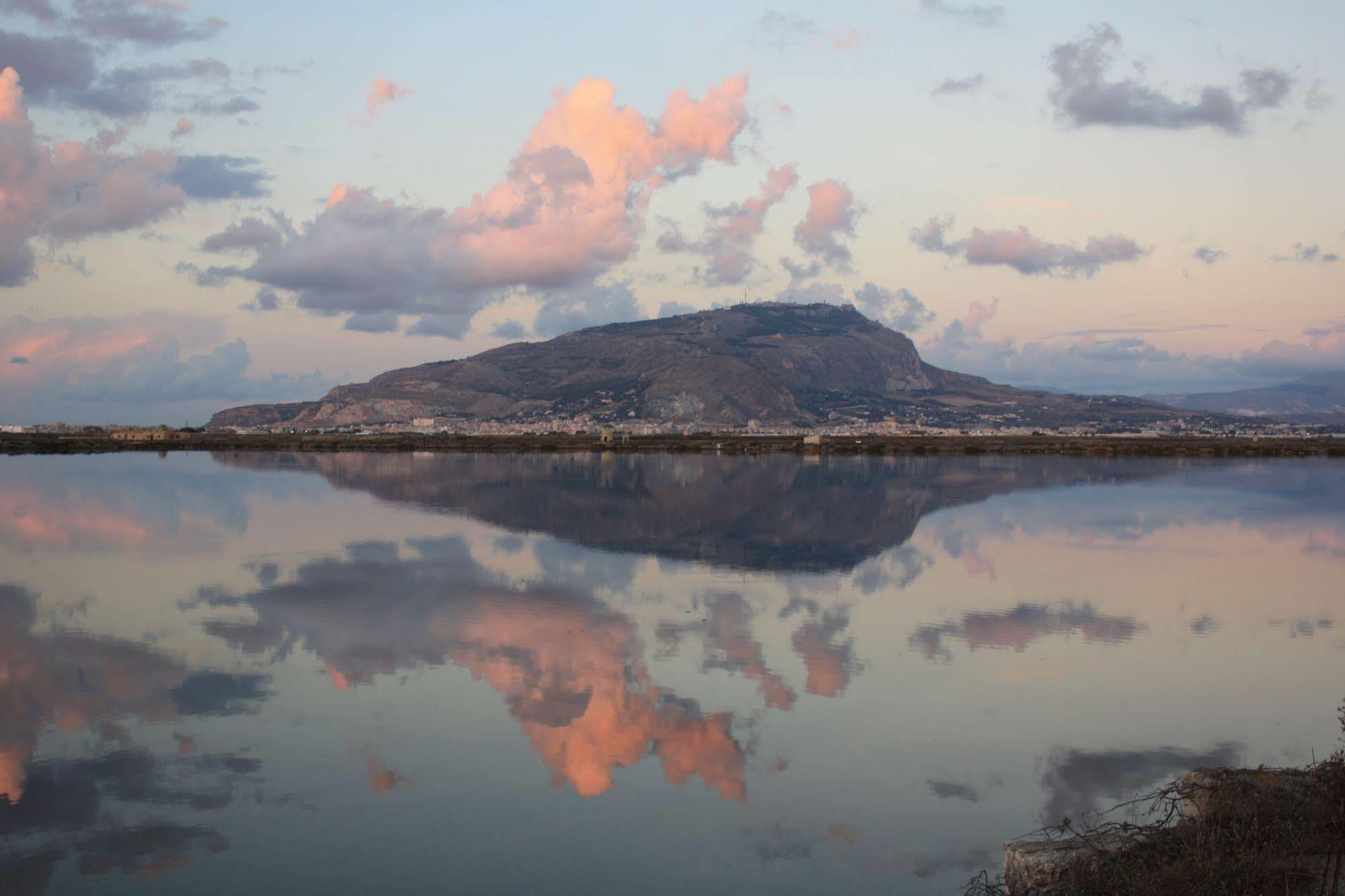 Casolare Nelle Saline Bed & Breakfast Torre Nubia Bagian luar foto